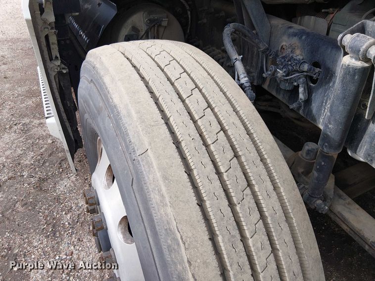 image for item YA1374 2018 Volvo VN semi truck