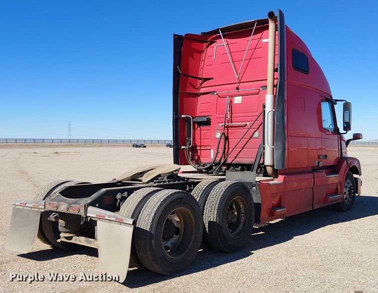 image for item YA1375 2018 Volvo VNL semi truck
