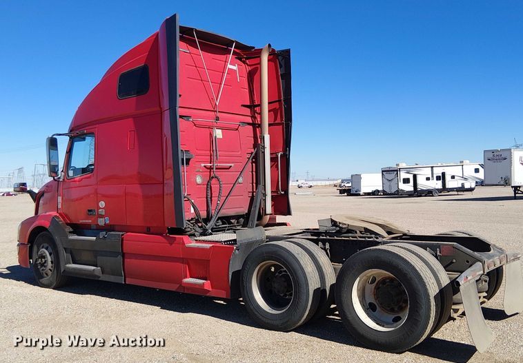 image for item YA1375 2018 Volvo VNL semi truck