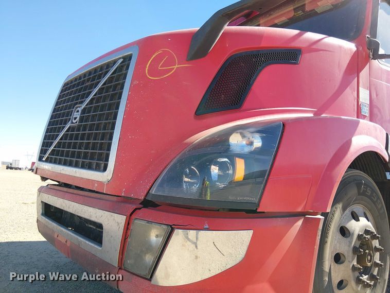image for item YA1375 2018 Volvo VNL semi truck