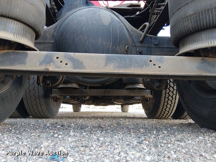 image for item YA1375 2018 Volvo VNL semi truck