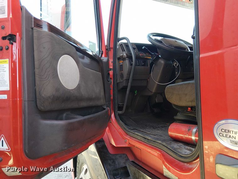 image for item YA1375 2018 Volvo VNL semi truck