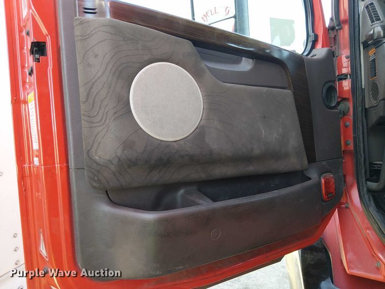 image for item YA1375 2018 Volvo VNL semi truck