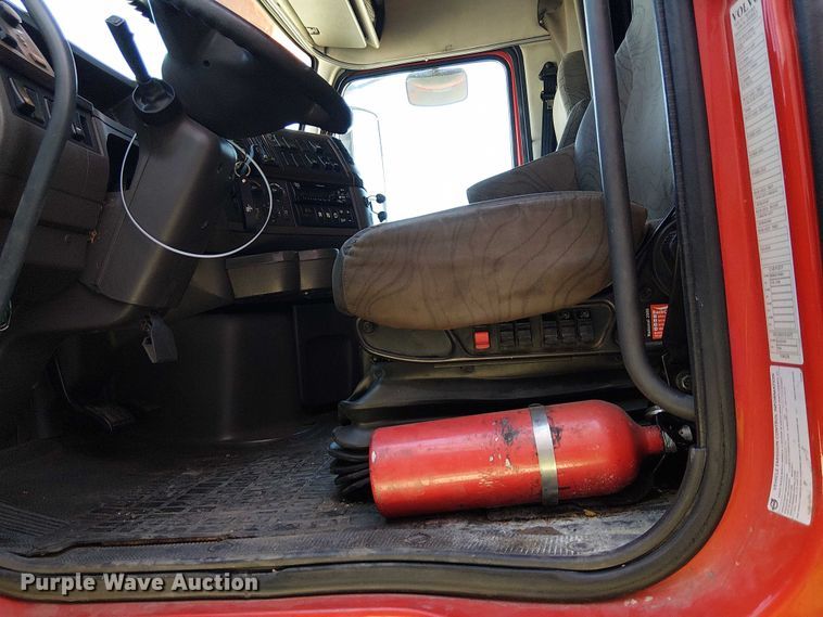 image for item YA1375 2018 Volvo VNL semi truck