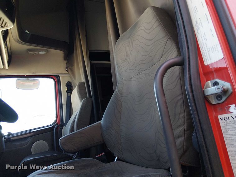 image for item YA1375 2018 Volvo VNL semi truck