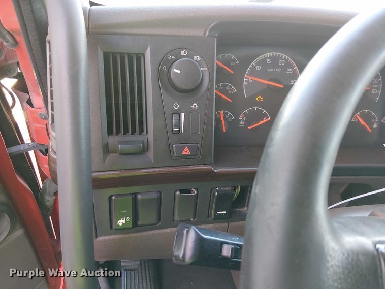 image for item YA1375 2018 Volvo VNL semi truck