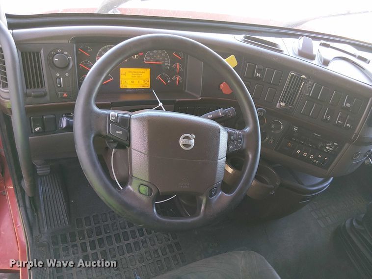 image for item YA1375 2018 Volvo VNL semi truck