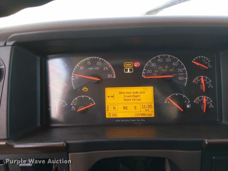 image for item YA1375 2018 Volvo VNL semi truck