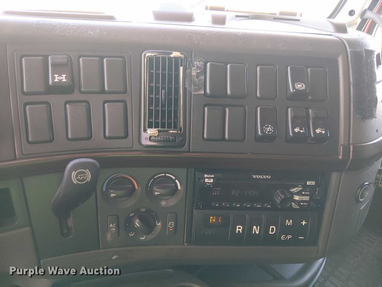 image for item YA1375 2018 Volvo VNL semi truck