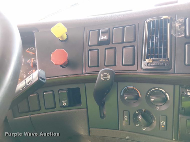 image for item YA1375 2018 Volvo VNL semi truck