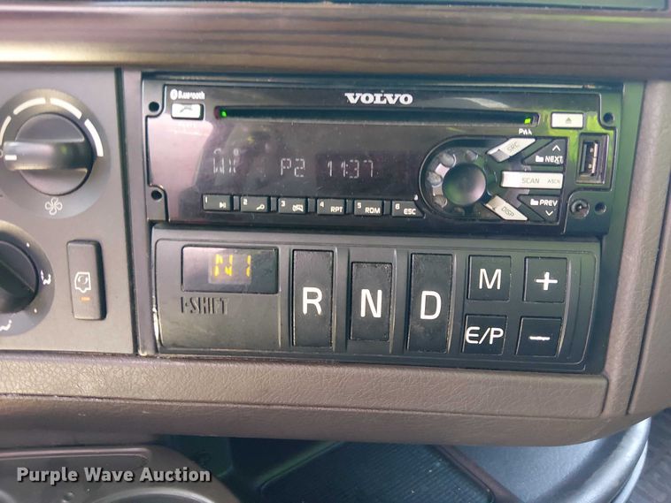 image for item YA1375 2018 Volvo VNL semi truck