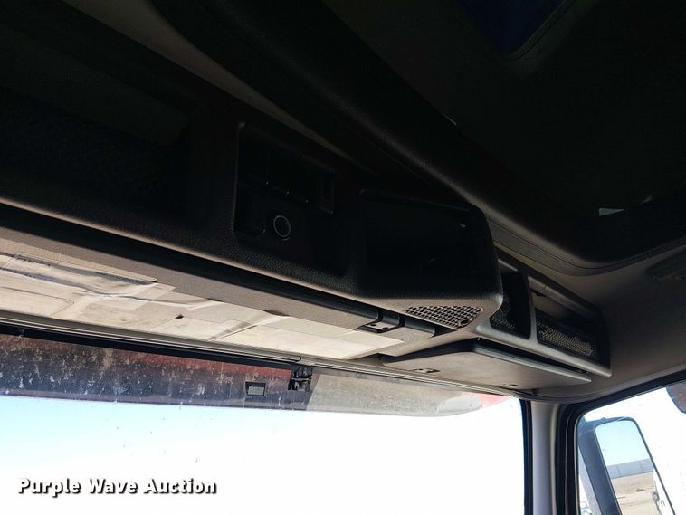 image for item YA1375 2018 Volvo VNL semi truck