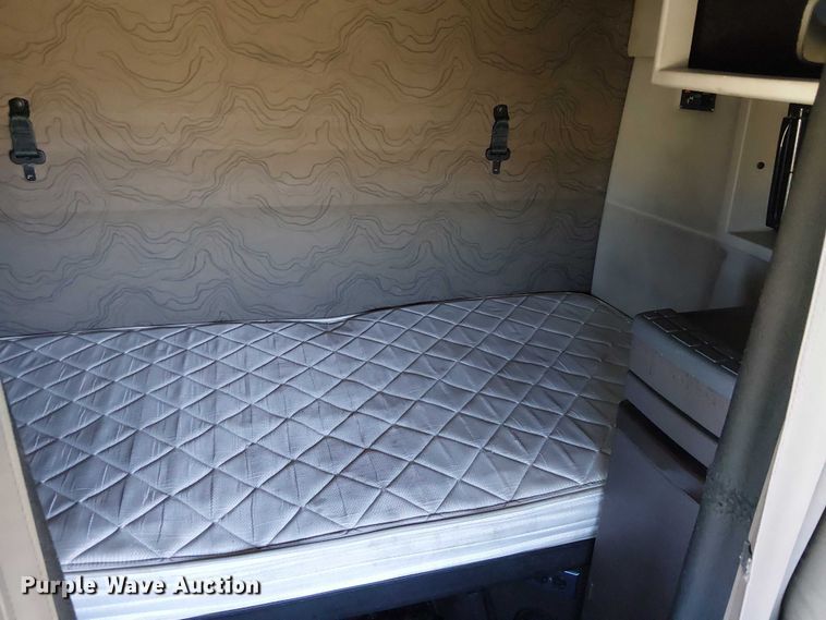 image for item YA1375 2018 Volvo VNL semi truck