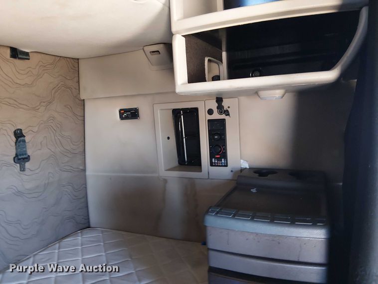 image for item YA1375 2018 Volvo VNL semi truck