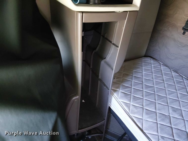 image for item YA1375 2018 Volvo VNL semi truck