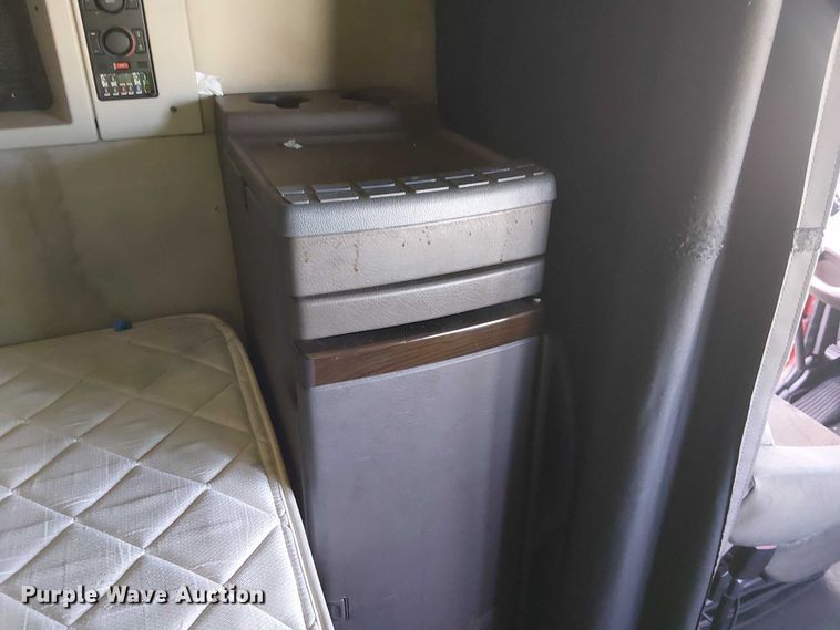 image for item YA1375 2018 Volvo VNL semi truck