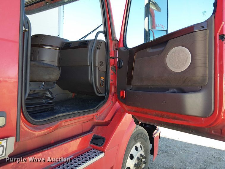 image for item YA1375 2018 Volvo VNL semi truck