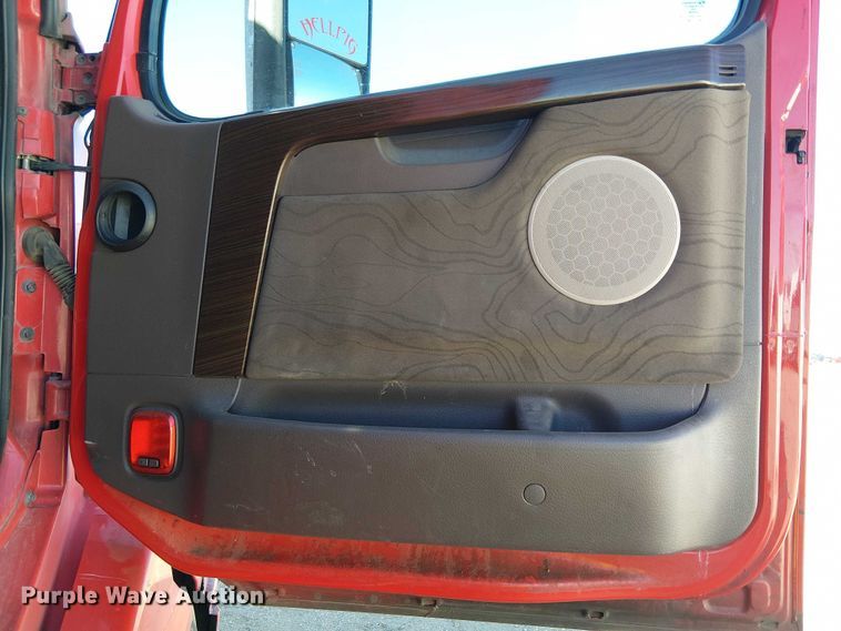 image for item YA1375 2018 Volvo VNL semi truck