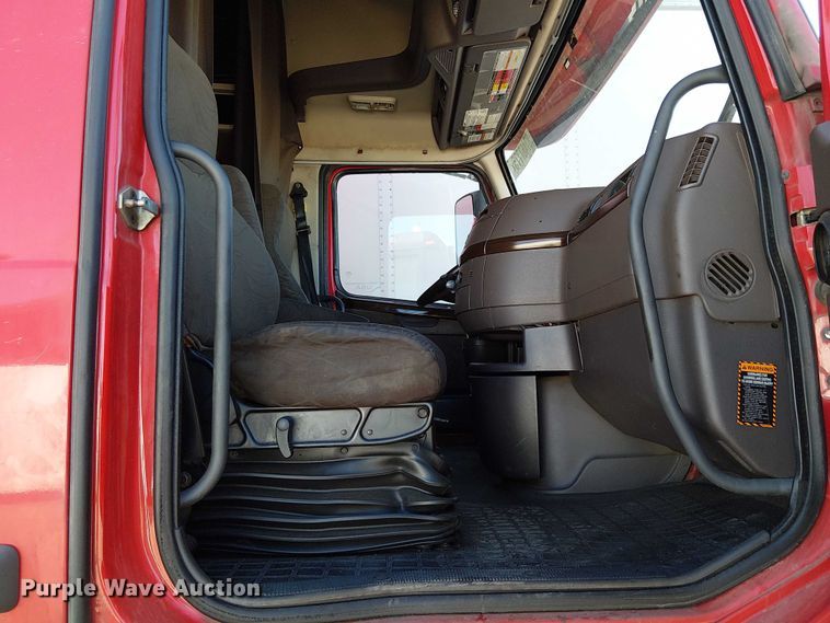 image for item YA1375 2018 Volvo VNL semi truck