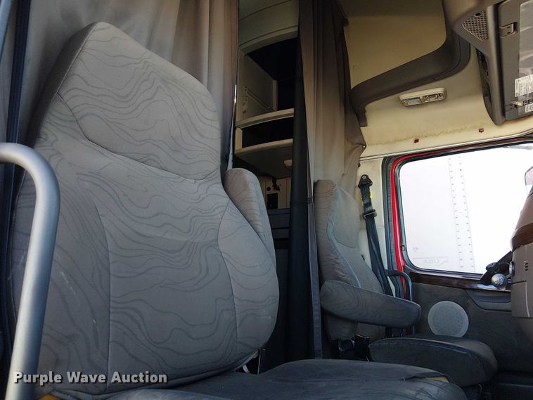 image for item YA1375 2018 Volvo VNL semi truck