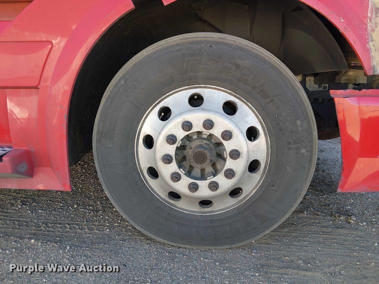 image for item YA1375 2018 Volvo VNL semi truck