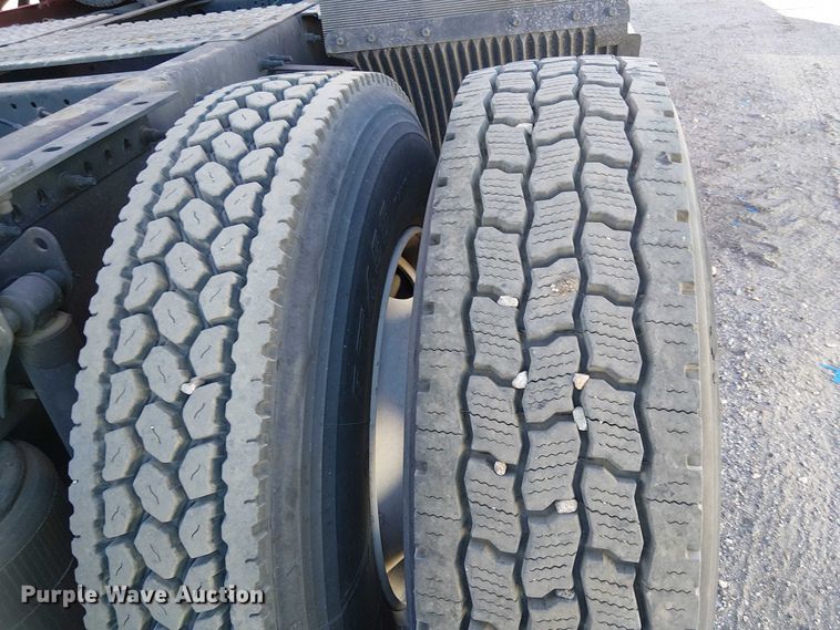 image for item YA1375 2018 Volvo VNL semi truck