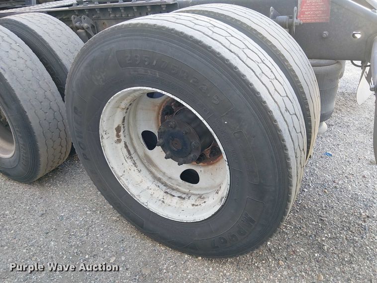 image for item YA1375 2018 Volvo VNL semi truck