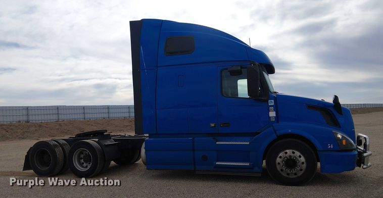 image for item YA1383 2017 Volvo VNL semi truck