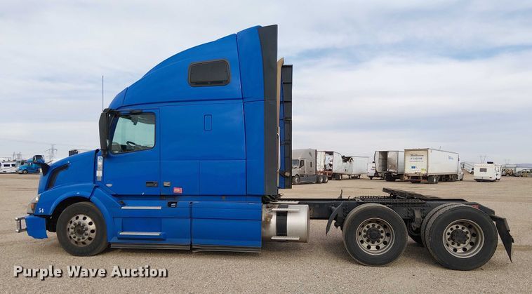 image for item YA1383 2017 Volvo VNL semi truck