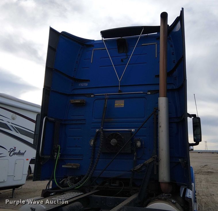 image for item YA1383 2017 Volvo VNL semi truck