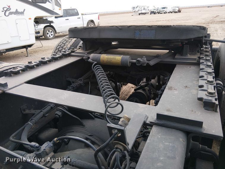 image for item YA1383 2017 Volvo VNL semi truck