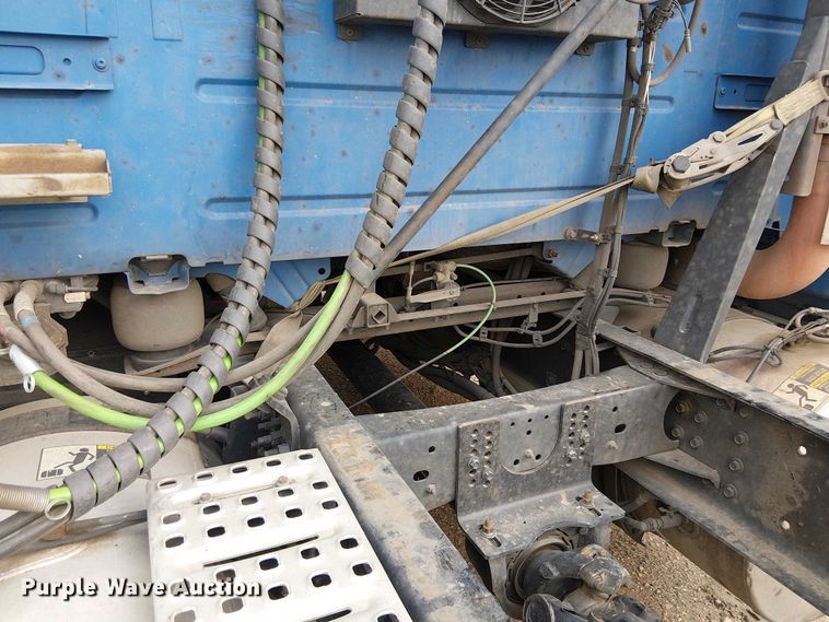 image for item YA1383 2017 Volvo VNL semi truck