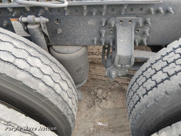 image for item YA1383 2017 Volvo VNL semi truck