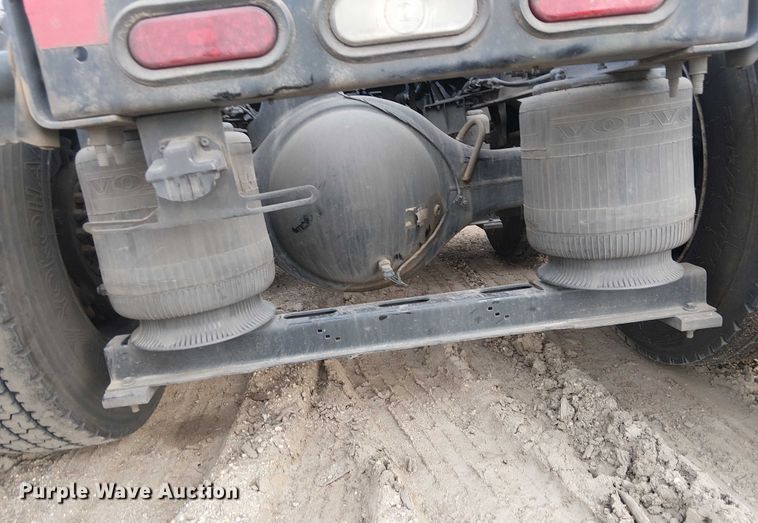 image for item YA1383 2017 Volvo VNL semi truck