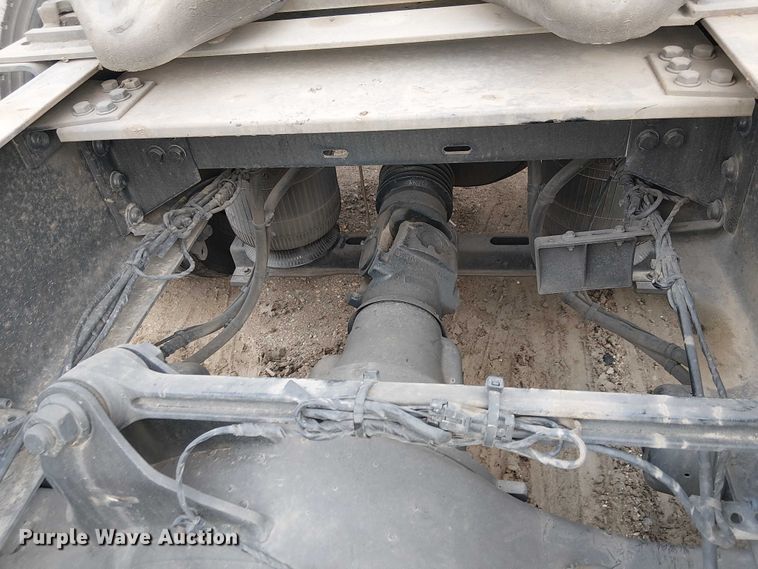 image for item YA1383 2017 Volvo VNL semi truck