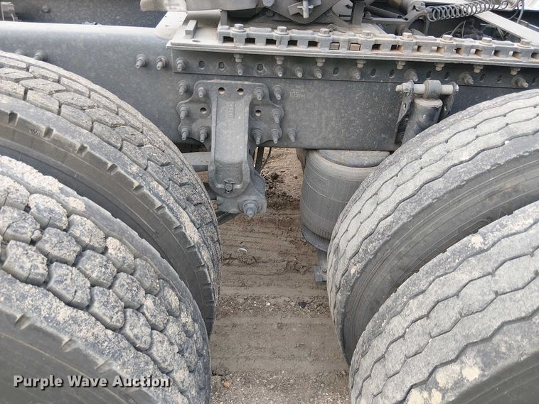 image for item YA1383 2017 Volvo VNL semi truck