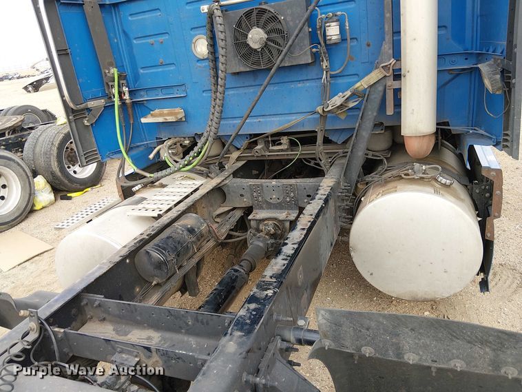 image for item YA1383 2017 Volvo VNL semi truck