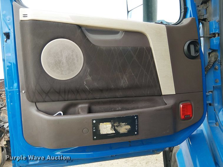 image for item YA1383 2017 Volvo VNL semi truck