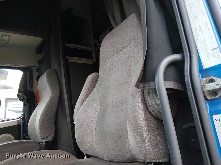 image for item YA1383 2017 Volvo VNL semi truck