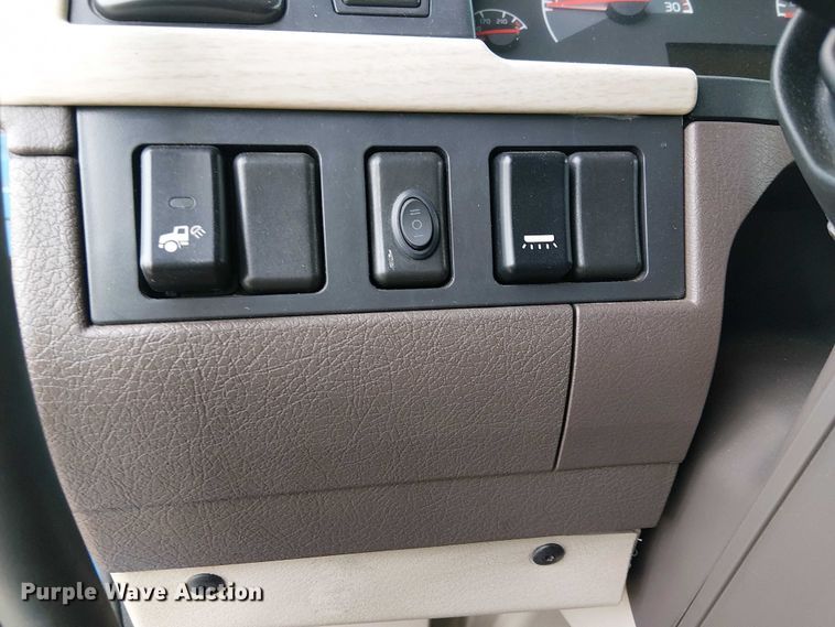 image for item YA1383 2017 Volvo VNL semi truck