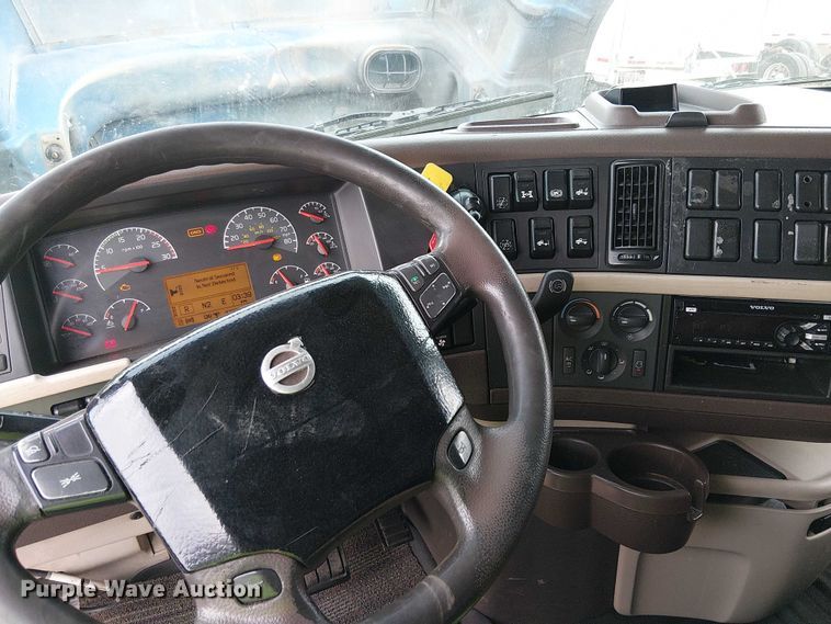 image for item YA1383 2017 Volvo VNL semi truck