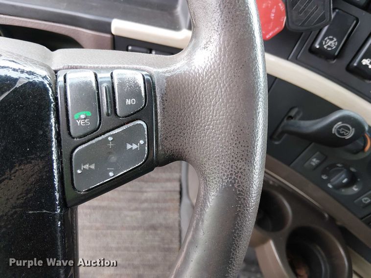 image for item YA1383 2017 Volvo VNL semi truck