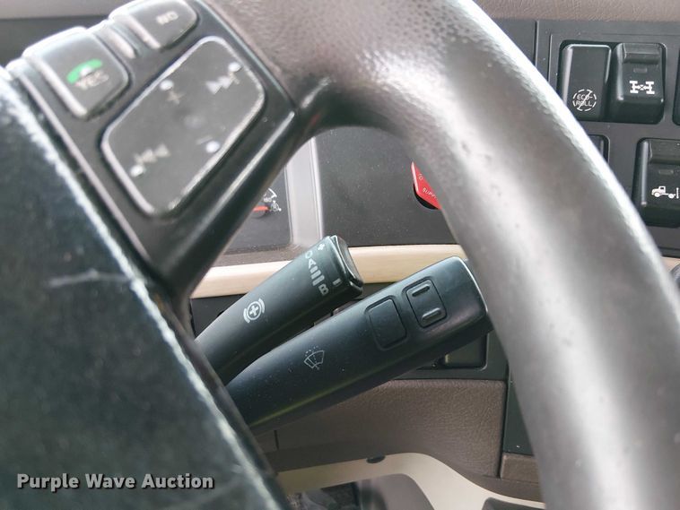 image for item YA1383 2017 Volvo VNL semi truck