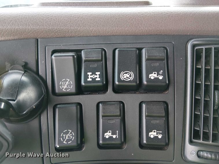 image for item YA1383 2017 Volvo VNL semi truck