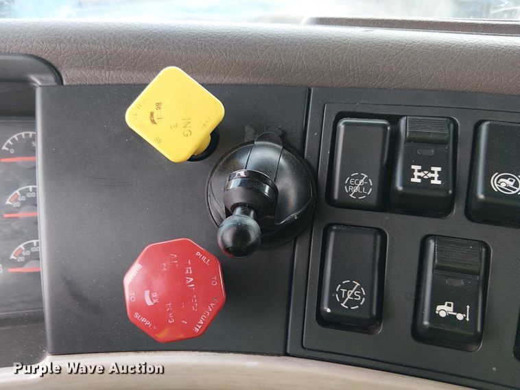 image for item YA1383 2017 Volvo VNL semi truck