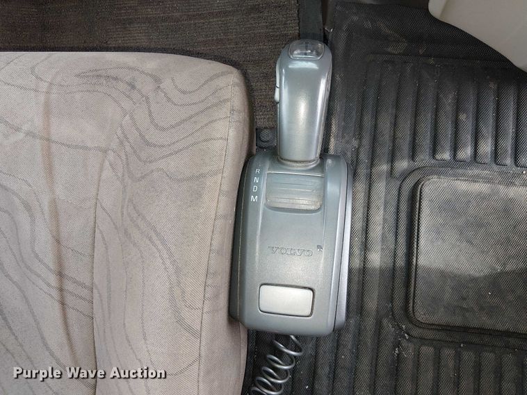 image for item YA1383 2017 Volvo VNL semi truck