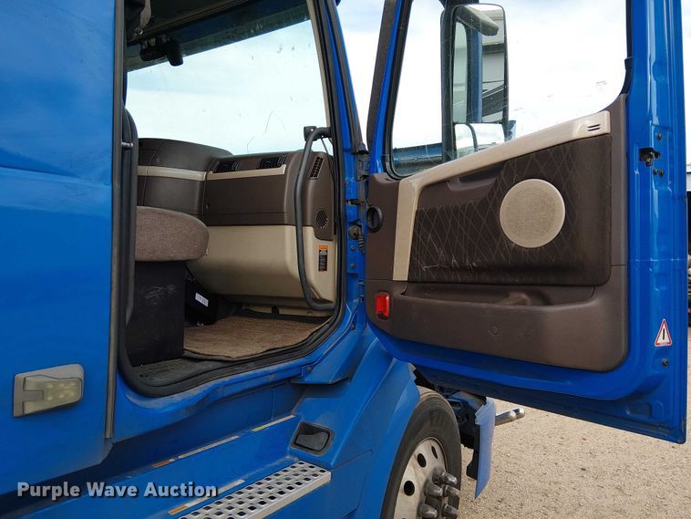 image for item YA1383 2017 Volvo VNL semi truck