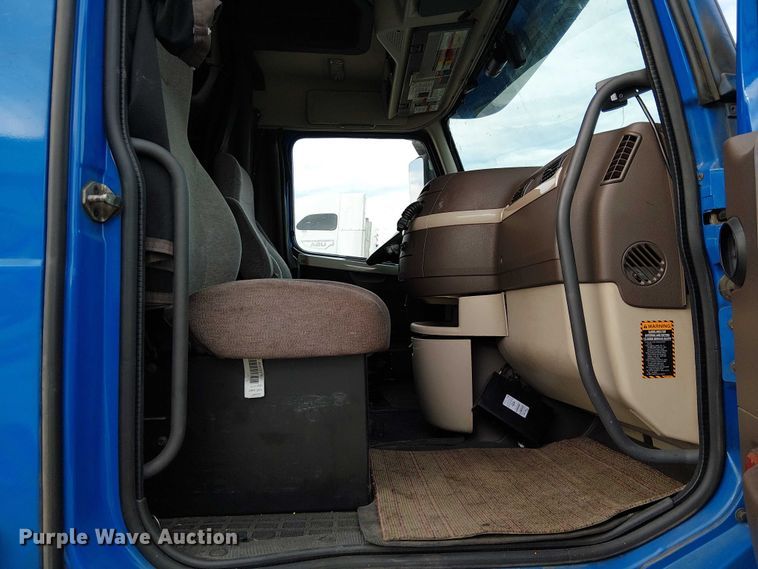 image for item YA1383 2017 Volvo VNL semi truck