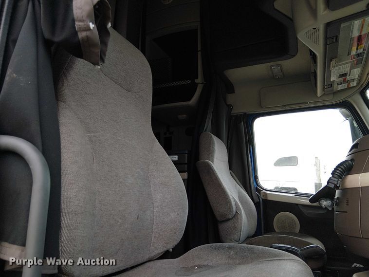 image for item YA1383 2017 Volvo VNL semi truck