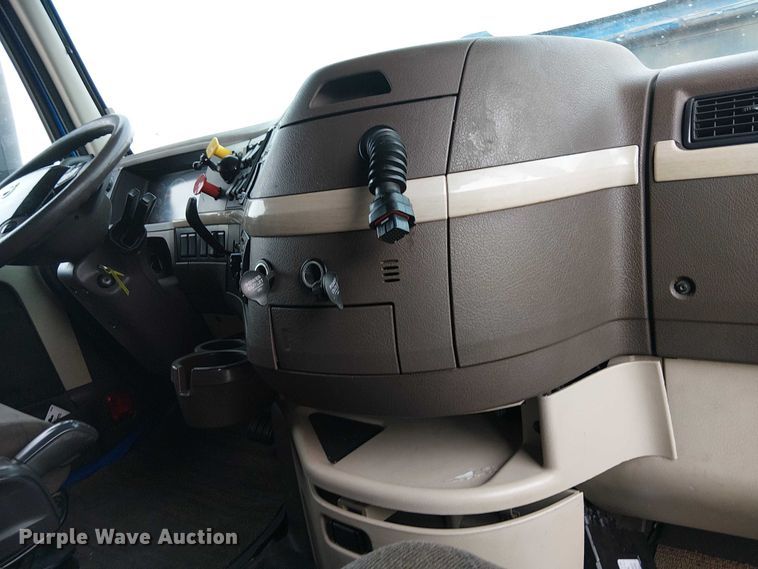 image for item YA1383 2017 Volvo VNL semi truck